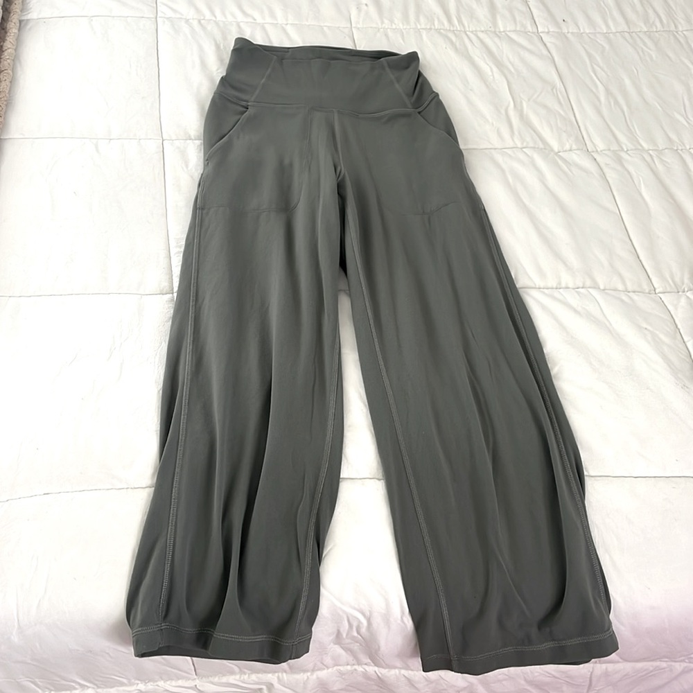 Stretch Woven High-Rise Wide-Leg Cropped Pant